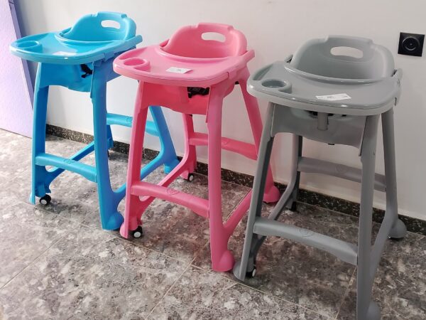 Chaise haute pour enfants, moderne, élégante, robuste et équipée de roulettes