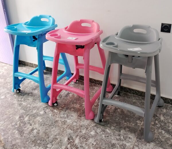 Chaise haute pour enfants, moderne, élégante, robuste et équipée de roulettes