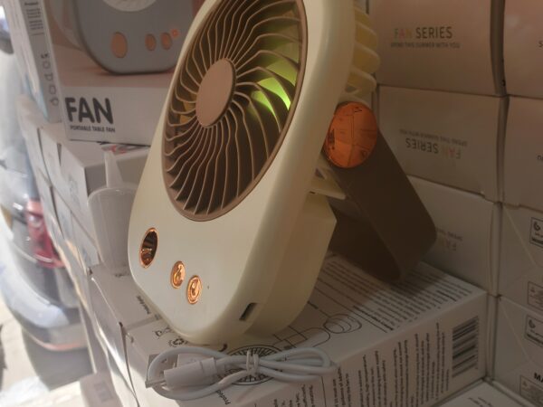 Mini ventilateur et diffuseur de parfum d'ambiance Mini ventilateur et diffuseur de parfum d'ambiance