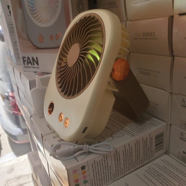 Mini ventilateur et diffuseur de parfum d'ambiance Mini ventilateur et diffuseur de parfum d'ambiance