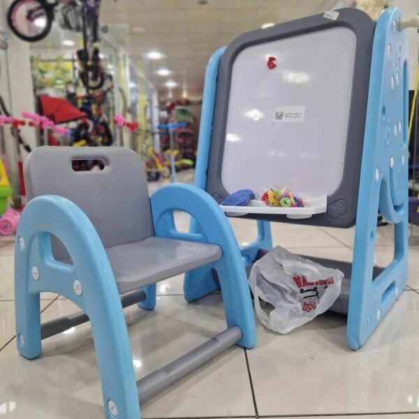 Table et chaise pour enfants avec tableau éducatif. Table et chaise pour enfants avec tableau éducatif.