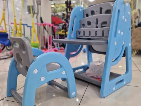 Table et chaise pour enfants avec tableau éducatif. Table et chaise pour enfants avec tableau éducatif.