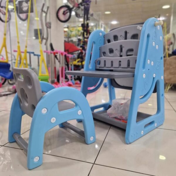 Table et chaise pour enfants avec tableau éducatif. Table et chaise pour enfants avec tableau éducatif.