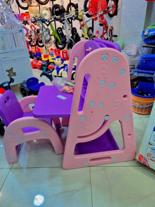 Table et chaise pour enfants avec tableau éducatif. Table et chaise pour enfants avec tableau éducatif.