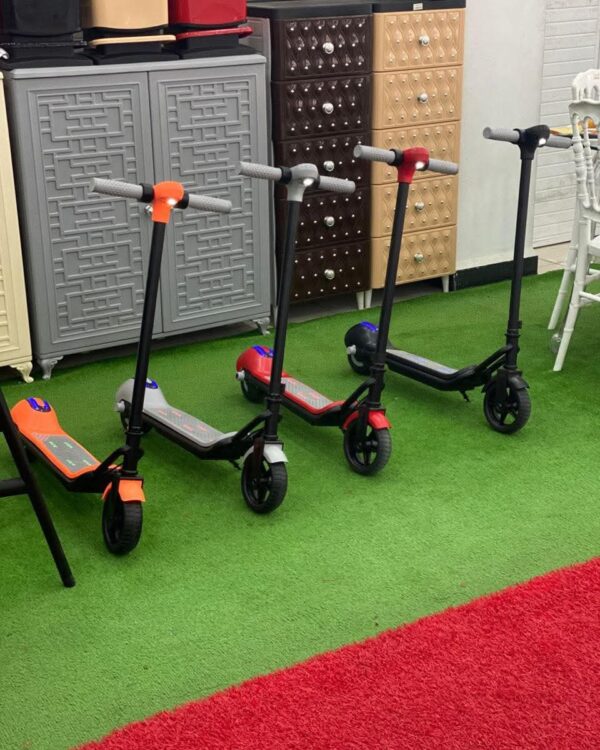 Trottinettes électriques pour enfants, noires Trottinettes électriques pour enfants, noires