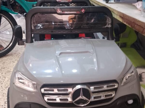 Voiture électrique pour enfants, modèle Mercedes 615. Voiture électrique pour enfants, modèle Mercedes 615.