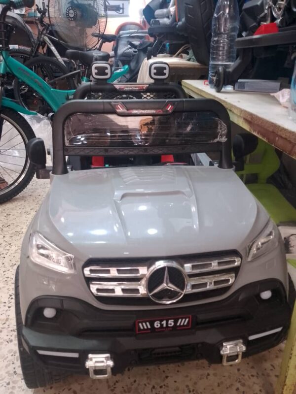 Voiture électrique pour enfants, modèle Mercedes 615. Voiture électrique pour enfants, modèle Mercedes 615.